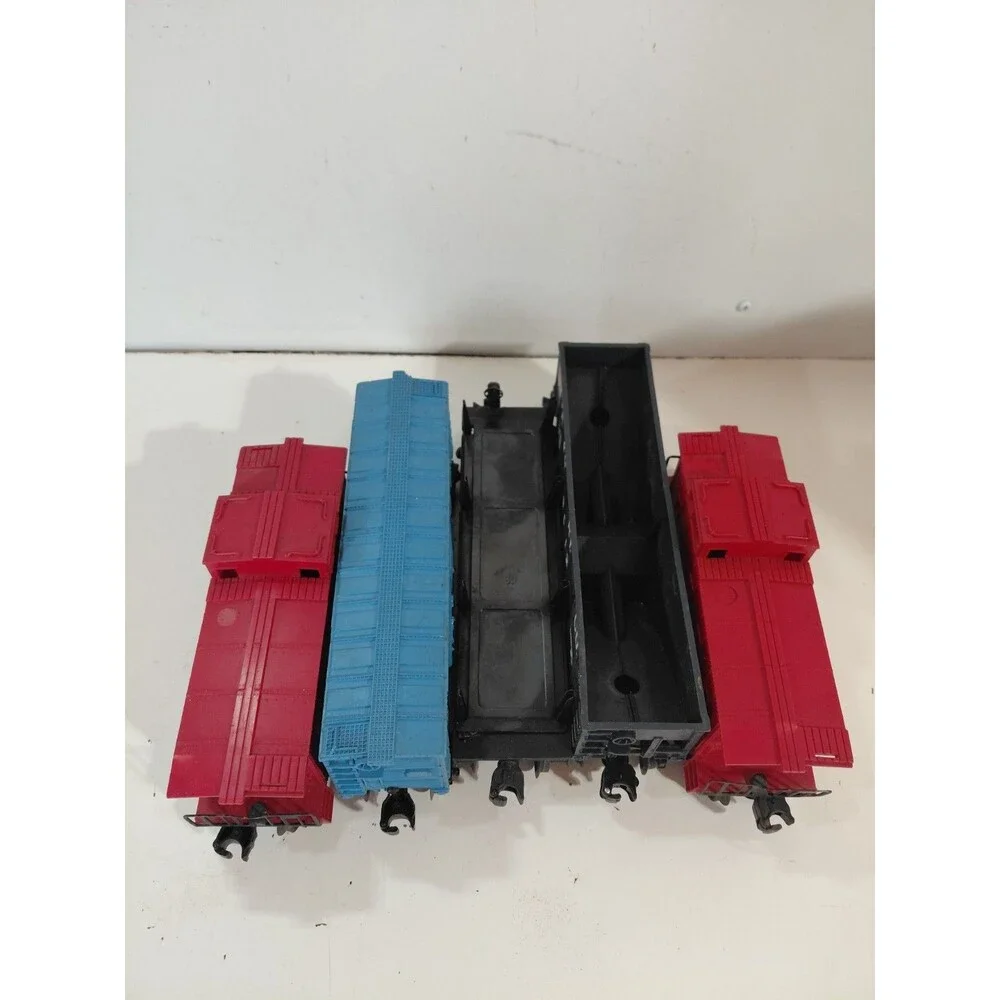 5 Lionel O Gauge Model Railroad Freight Cars (Hopper Cabooses Boxcar Lumber Car)
